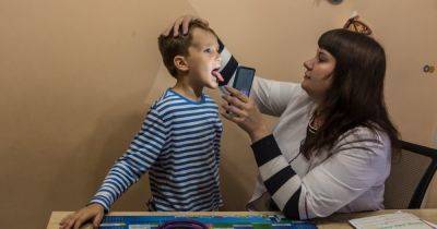 Быстрее и качественнее: 300 000 беженцев возвращаются в Украину ради визита к врачу, — NYT