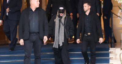 Мадонна появилась в Париже в стильном осеннем образе (фото)