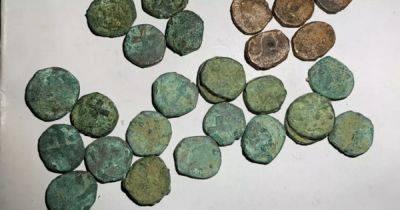 Неожиданная находка: индийский фермер нашел клад из 832 монет португальской эпохи (фото)