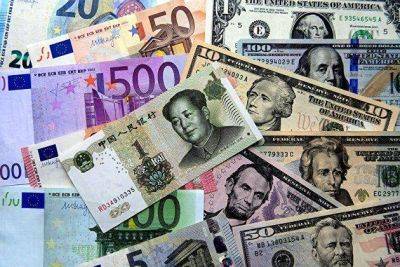 Доллар и юань снизились к рублю до 90,6 рубля и 12,47 рубля