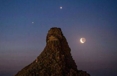 Луна, Юпитер и Венера появились в небе одновременно – фото скалы в Италии