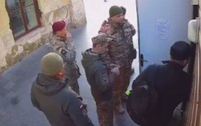 Мужчины в военной форме силой вытащили парковщика с рабочего места: что говорят в ТЦК - politeka.net - Украина - Львов