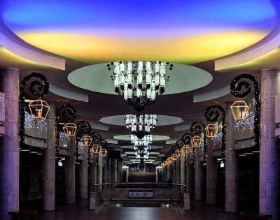 Сине-желтая подсветка и гирлянды: еще одну станцию метро в Харькове украсили