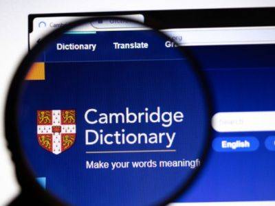 Кембриджский словарь назвал словом года "галлюцинировать" об ИИ