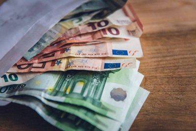 Курс евро на Московской бирже упал ниже 97 рублей впервые с 4 июля