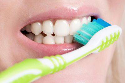 Будут проблемы с зубами: почему не нужно мочить зубную щетку перед тем, как вы наносите на нее пасту