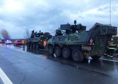 На автомагистрали в Чехии столкнулись легковушка и бронетранспортер