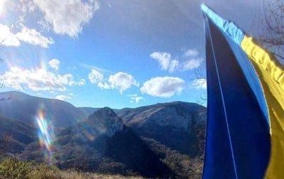 Активисты Желтой ленты подняли флаг Украины на горе в Крыму