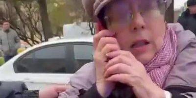 В России пенсионерка подожгла авто возле военкомата и кричала «Слава Украине» — видео