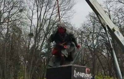 Его больше не увидим: в сети показали, как в Киеве снесли известный памятник Пушкину