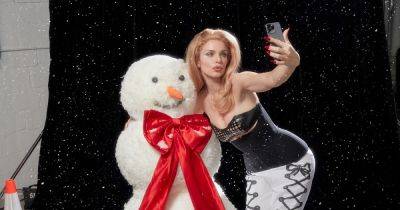 Сказочное Рождество: Джулия Фокс сфотографировалась в необычном для себя образе
