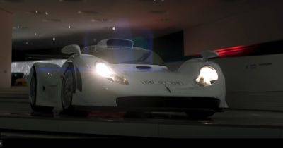 Уникальный суперкар Porsche выехал на дороги впервые за много лет (видео)
