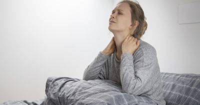 Не вставая с постели: 5 растяжек, которые помогут избавиться от боли в шее и плечах