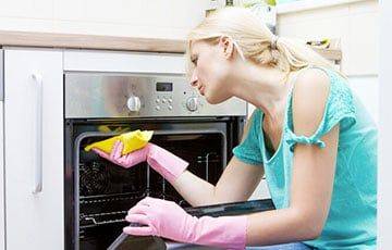 Достаточно одной таблетки: женщина показала гениальный способ очистки духовки