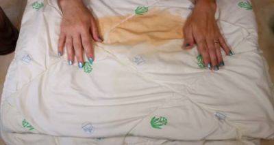 Как отстирать пятна на одеяле: пять действенных способов