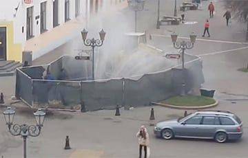 В центре Бреста забил огромный «гейзер», вчера такой же бил в Минске