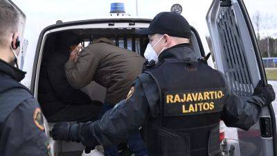 "Мигрантов загоняют в Финляндию": КПП на границе с Россией закрываются