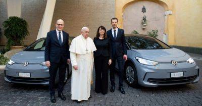 Ускоренная электрификация: Volkswagen передаст 40 электромобилей Ватикану (фото)