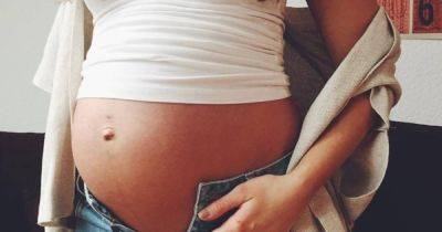 Беременной женщине посоветовали спрятать живот, чтобы не оскорблять чувства коллеги