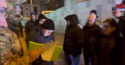 «Донаты на ВСУ» наличными в ящик: в Киеве разгорелся скандал, видео и детали полиции