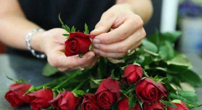 Этот секрет всегда используют продавцы цветов: что нужно сделать с розами, чтобы они простояли несколько недель