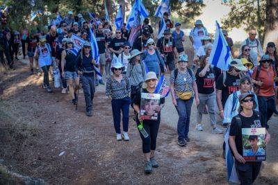Марш семей похищенных в пятницу идет по шоссе 1 к Иерусалиму
