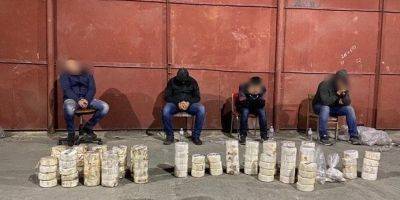 Хотели провезти кокаин из Перу: четырех иностранцев осудили на 11 лет за контрабанду наркотиков