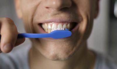 Это не будет стоить абсолютно ничего: какие простые продукты способны отбелить зубы в домашних условиях
