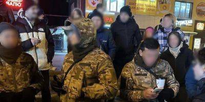 Киевские правоохранители обыскивают организацию, который собирает деньги «для ВСУ» возле метро