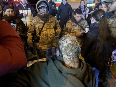 В Киеве пришли с обысками к мошенникам, которые собирали деньги вроде бы на ВСУ - фото и видео