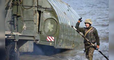 "Впереди храбрейших": ВСУ показали работу понтонов, которые переправляют оружие через реку (фото)