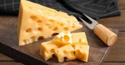 Откуда берутся дыры в швейцарском сыре и почему их называют "глазами": объяснение ученых