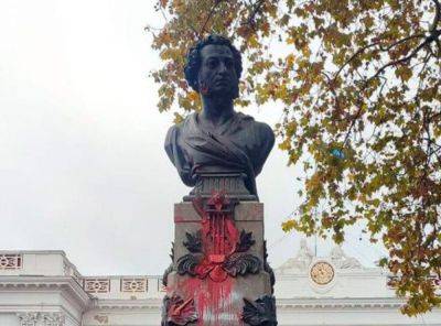 Деколонизация Украины – в Одессе монумент Пушкина облили краской – фото и видео