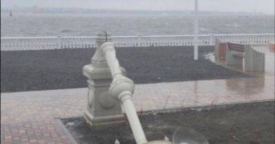 Сверхмощный штормовой ветер пленил Крым: сходят селевые потоки, топит жилье, уничтожает транспорт