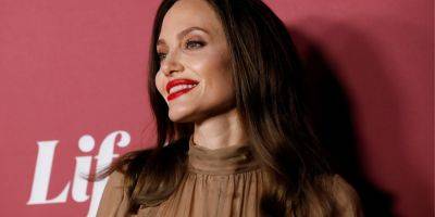 Анджелина Джоли с сыновьями поддержала дочь на церемонии в колледже — Захара отказалась от фамилии отца во время выступления