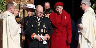 В total red. Княгиня Шарлен в роскошном образе с князем Альбером и детьми появилась на праздновании Национального дня Монако