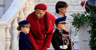 Княгиня Монако Шарлен и принцесса Габриэлла отметили национальный праздник в парных образах