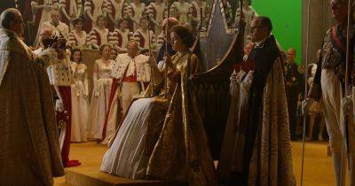 Трон, платье мести и золотая карета: на аукционе продадут реквизит из сериала "Корона"