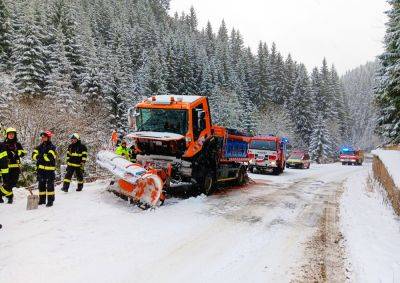 В чешских горах загорелась снегоуборочная машина. Водитель потушил пожар снегом