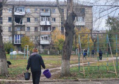 Больницу ремонтируют, еду на улицах раздают: оккупанты показали на фото, как "процветает" Лисичанск
