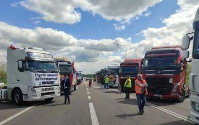 Польские перевозчики перенесли дату блокады границы с Украиной - СМИ