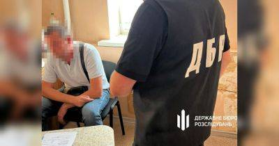 Находил «компромат» на каждого: полицейский продавал в сети важную для многих украинцев информацию