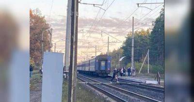 Была в наушниках и не слышала сигнала: под Киевом 21-летняя девушка погибла под колесами поезда