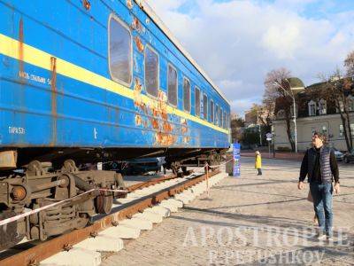 В Киеве установили эвакуационный вагон из Ирпеня, обстрелянный оккупантами - фото
