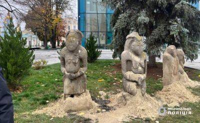 Скифских баб ХIV века до н. э. в центре Харькова побили топором. Вандала ищут
