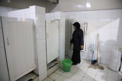 Чиновники осмотрели туалеты в общественных местах Ташкента. Эти фото стоит увидеть
