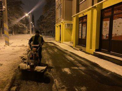 Более 1700 дворников убирают снег в Харькове (фото)