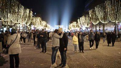 Париж зажёг экологичные рождественские огни