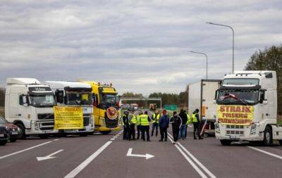 Заблокированные границы: Польские перевозчики не пускают в Украину бензовозы и гуманитарную помощь