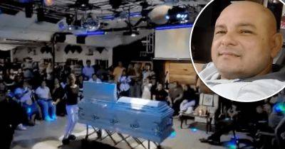 Танцы вокруг гроба: семья простилась с покойным отцом в ночном клубе (видео)